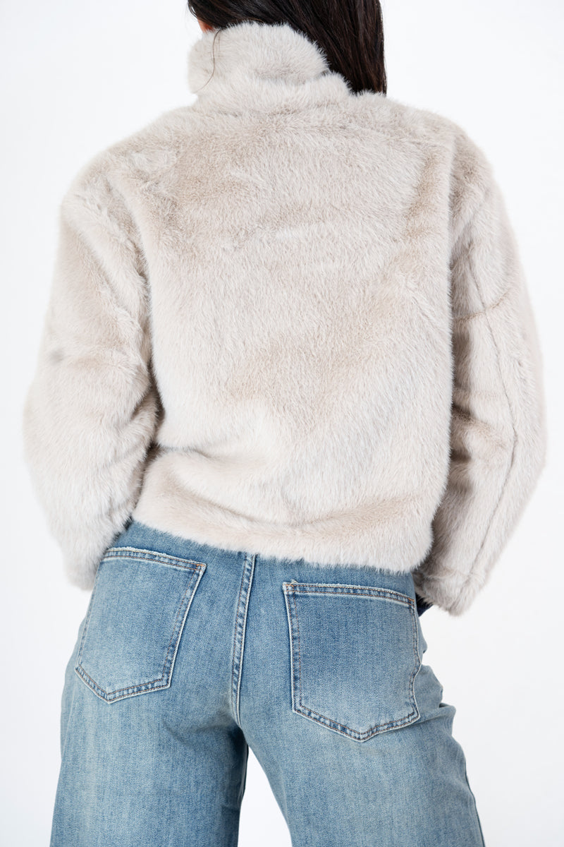 modella indossando Giacchetto ecopelliccia corto con bottoni interni colore