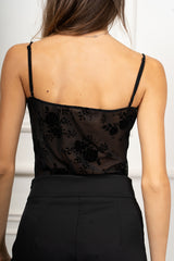 modella indossando Body Floris con coppe colore
