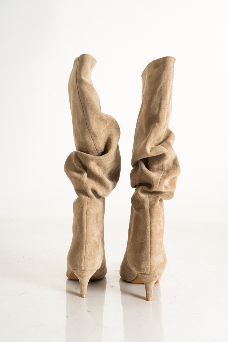 modella indossando Stivale morbido a punta con arricciature e tacco sottile sabbia colore