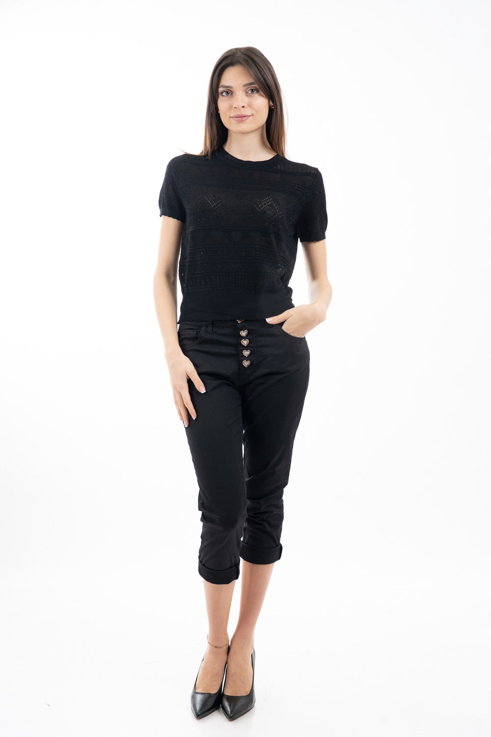 modella indossando Maglia traforata a cuori in filato leggero mezza manica colore