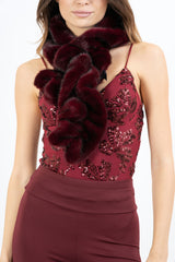 modella indossando Sciarpa in eco pelliccia drappeggiata con asola colore