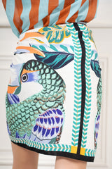 modella indossando Gonna Pareo a Portafoglio Fantasia Tucano Tropicale Made in Italy colore