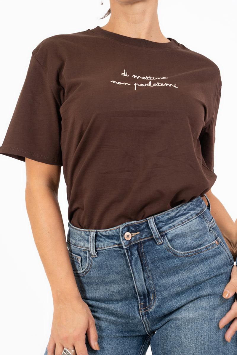 T-shirt in cotone con ricamo “di mattina non parlatemi”
