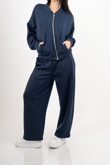 modella indossando Pantalone in misto viscosa con elastico in vita colore Blu Unica