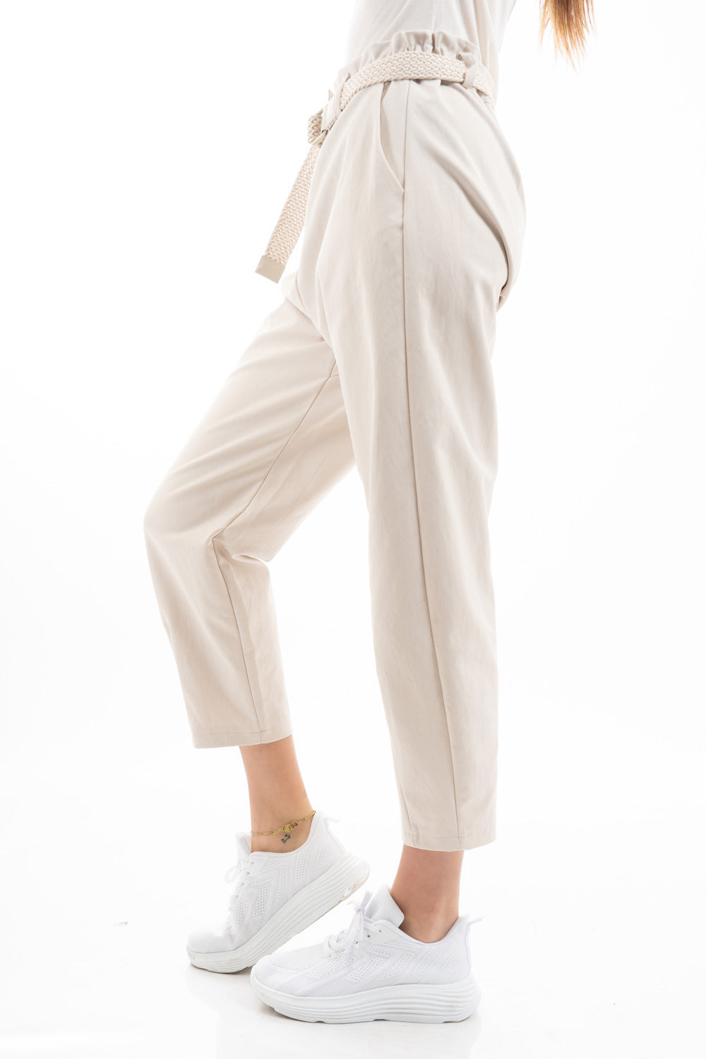 modella indossando Pantalone cropped vita alta con cintura intrecciata in tela canvas colore Beige Unica