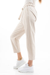 modella indossando Pantalone cropped vita alta con cintura intrecciata in tela canvas colore Beige Unica