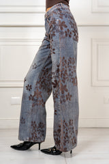 modella indossando Jeans floreale Selene colore