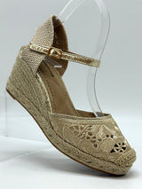 Espadrillas oro con zeppa in corda e ricamo sangallo con cinturino.