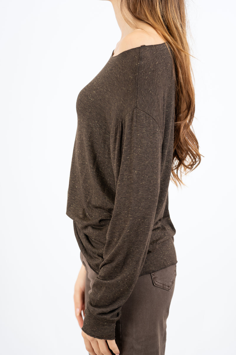 modella indossando Maglia over con scollo ampio in viscosa e cashmere con filo laminato colore