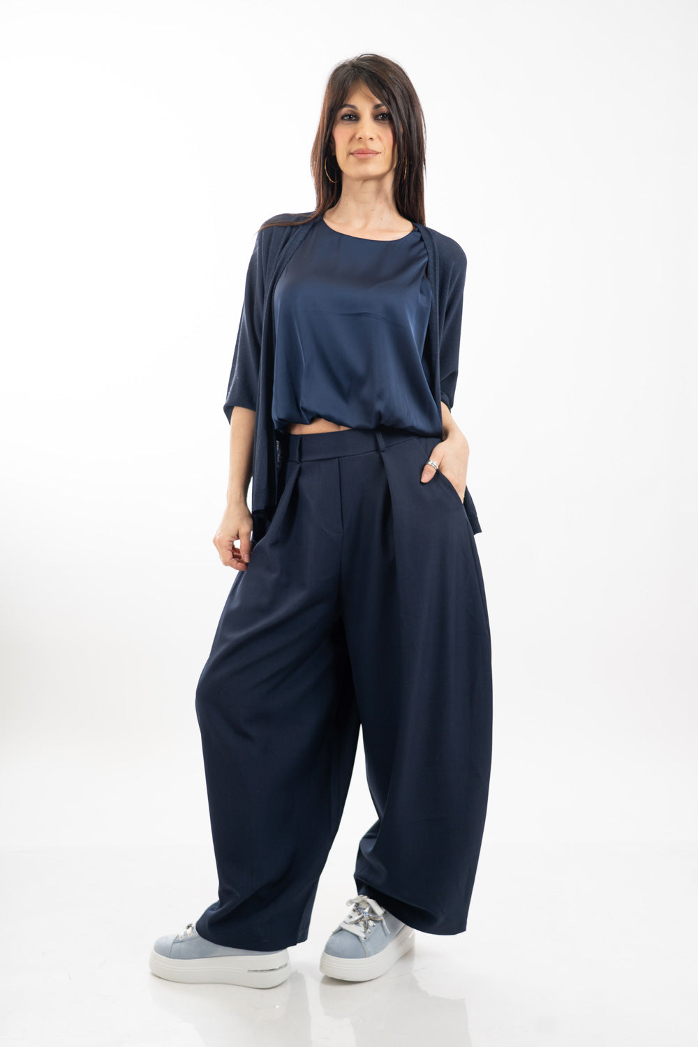 modella indossando Pantalone balloon in poliviscosa con pinces colore