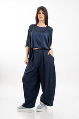 modella indossando Pantalone balloon in poliviscosa con pinces colore