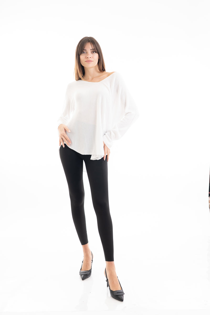 modella indossando Maglia over scollo V in misto viscosa con bordo pulito colore