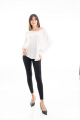 modella indossando Maglia over scollo V in misto viscosa con bordo pulito colore