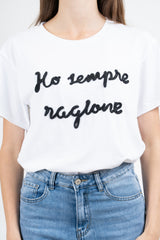 T-shirt con scritta ricamata “Ho sempre ragione” in cotone elasticizzato Made in Italy.