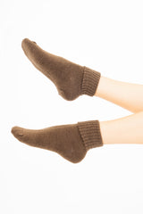 modella indossando Calze corte “Carezza” in filato morbido con bordo risvoltato colore Marrone Unica