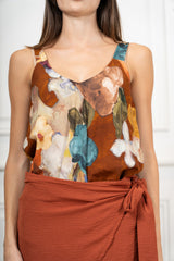 modella indossando Top Fantasia Monet in 100% Viscosa Made in Italy colore