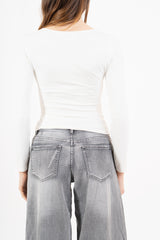 modella indossando Maglia incrociata in maglina con pizzo colore