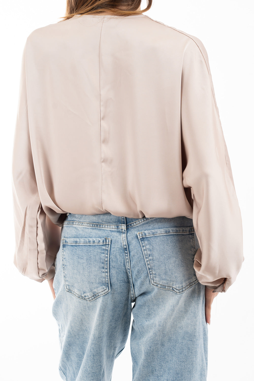 modella indossando Blusa in raso fluido con scollatura incrociata e maniche a palloncino colore