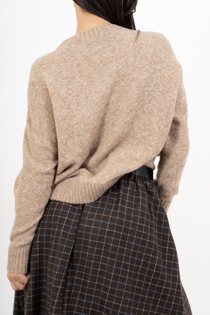 modella indossando Maglia girocollo morbida a spalla scesa in filato caldo colore