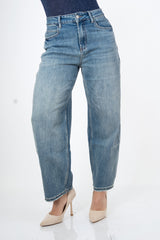 modella indossando Jeans mom fit a vita alta con fondo sfrangiato colore