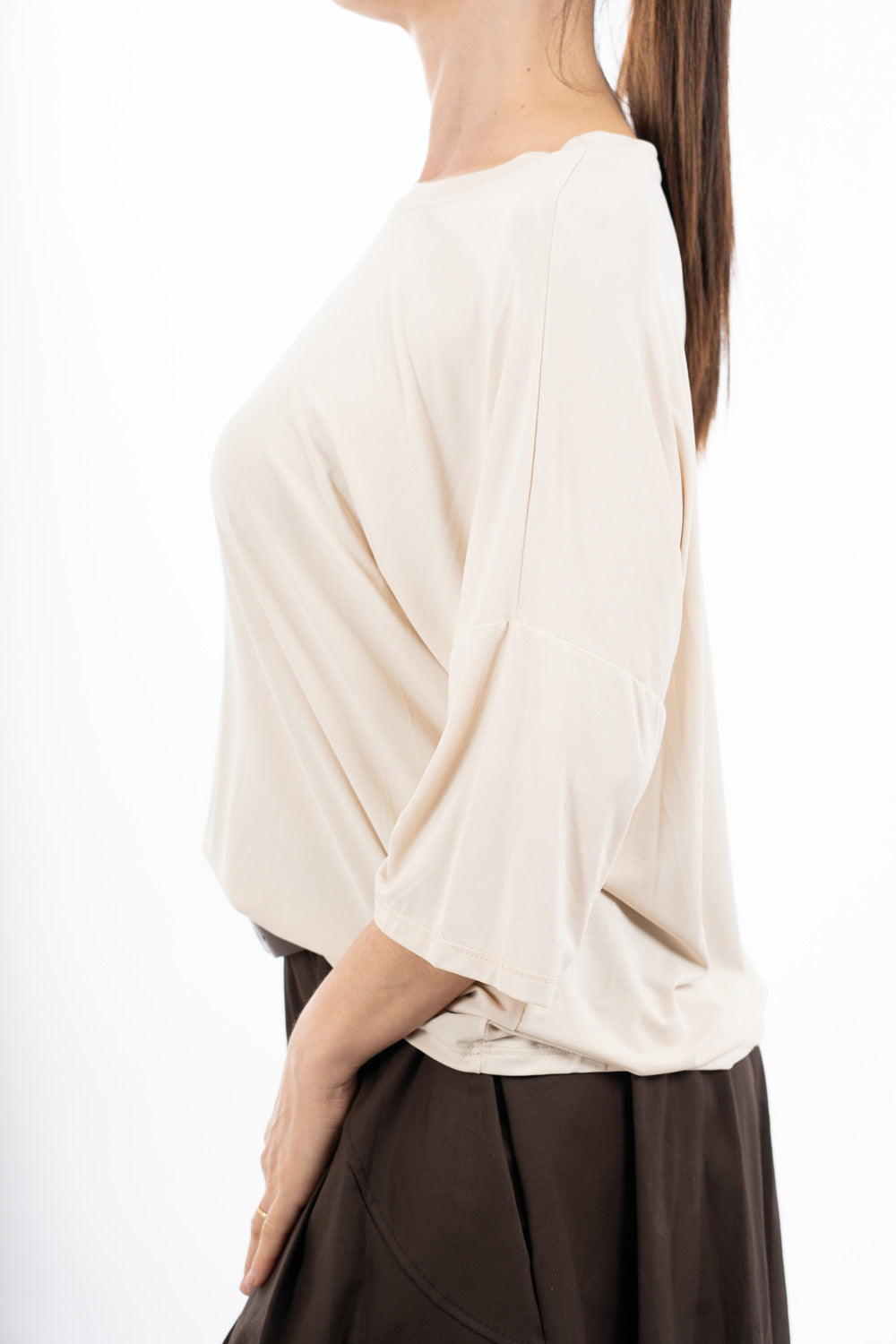 modella indossando Maglia ampia in modal elasticizzato con spalla scesa e manica morbida colore