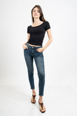 Maglia crop scollo barca in viscosa elasticizzata a manica corta.