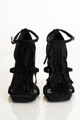 modella indossando Sandalo nero con frange e tacco alto colore