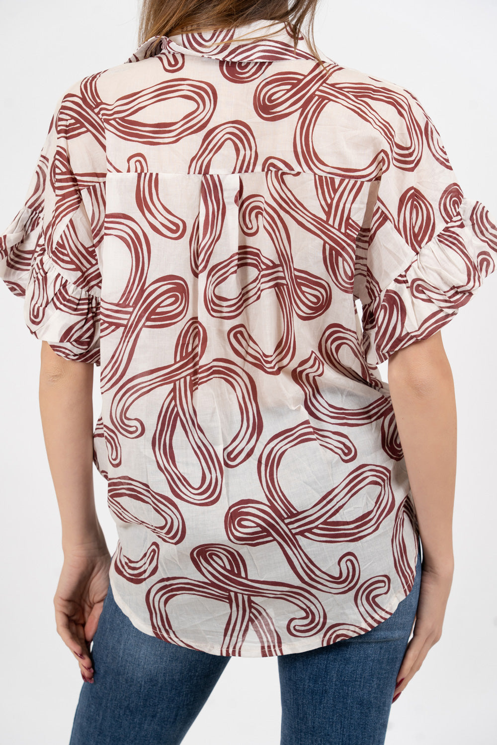 Camicia fantasia astratta in cotone con manica ampia.