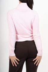 modella indossando Dolcevita CozyCable spalle treccia colore