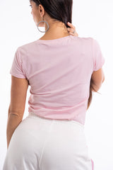 modella indossando T-shirt ricamata “Ho Sempre Ragione” con cuore colore