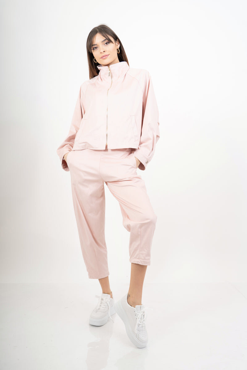 modella indossando Pantalone cropped in tessuto effetto dainetto elasticizzato colore