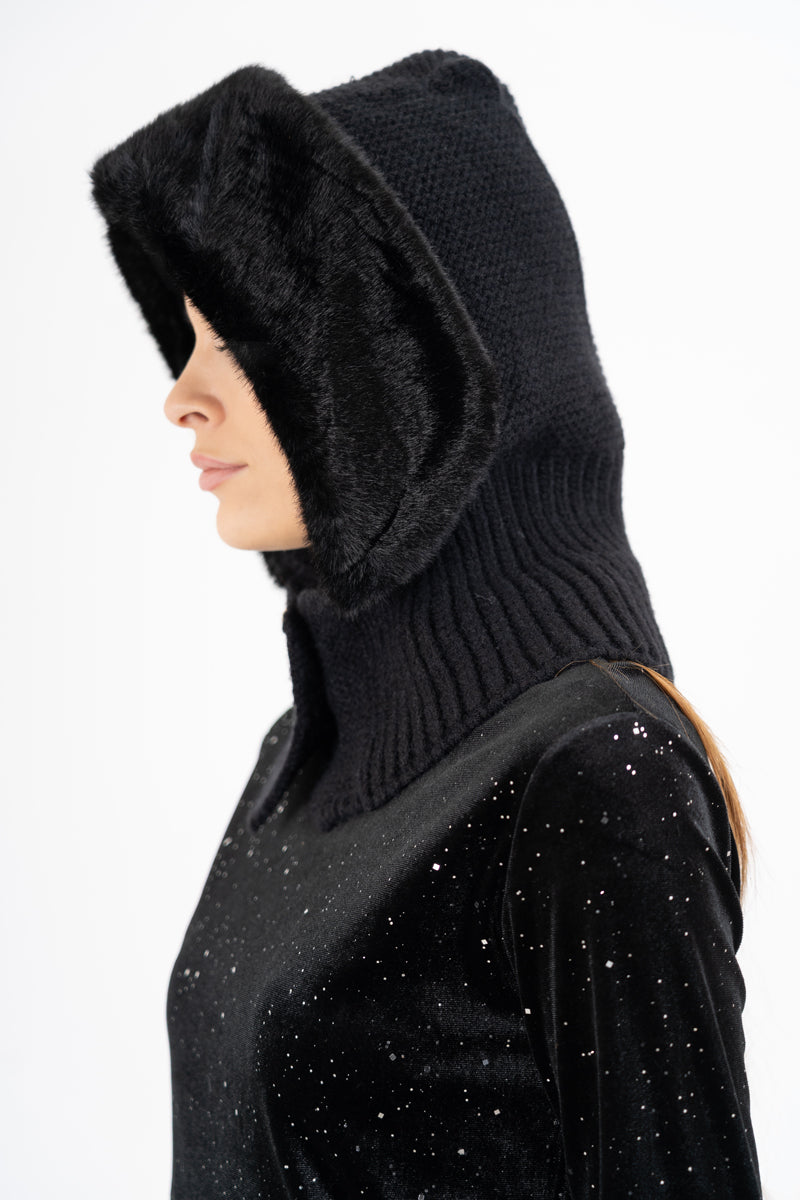 modella indossando Cappuccio CozyFur in Maglia colore