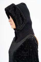 modella indossando Cappuccio CozyFur in Maglia colore