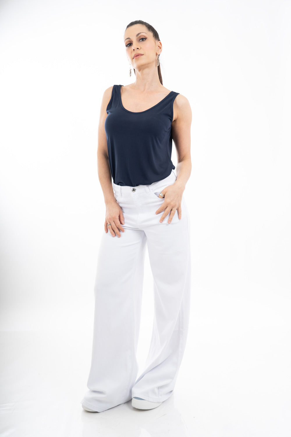 modella indossando Jeans bianco wide leg a vita alta in denim leggero elasticizzato colore