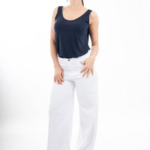 modella indossando Jeans bianco wide leg a vita alta in denim leggero elasticizzato colore