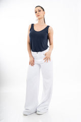 modella indossando Jeans bianco wide leg a vita alta in denim leggero elasticizzato colore