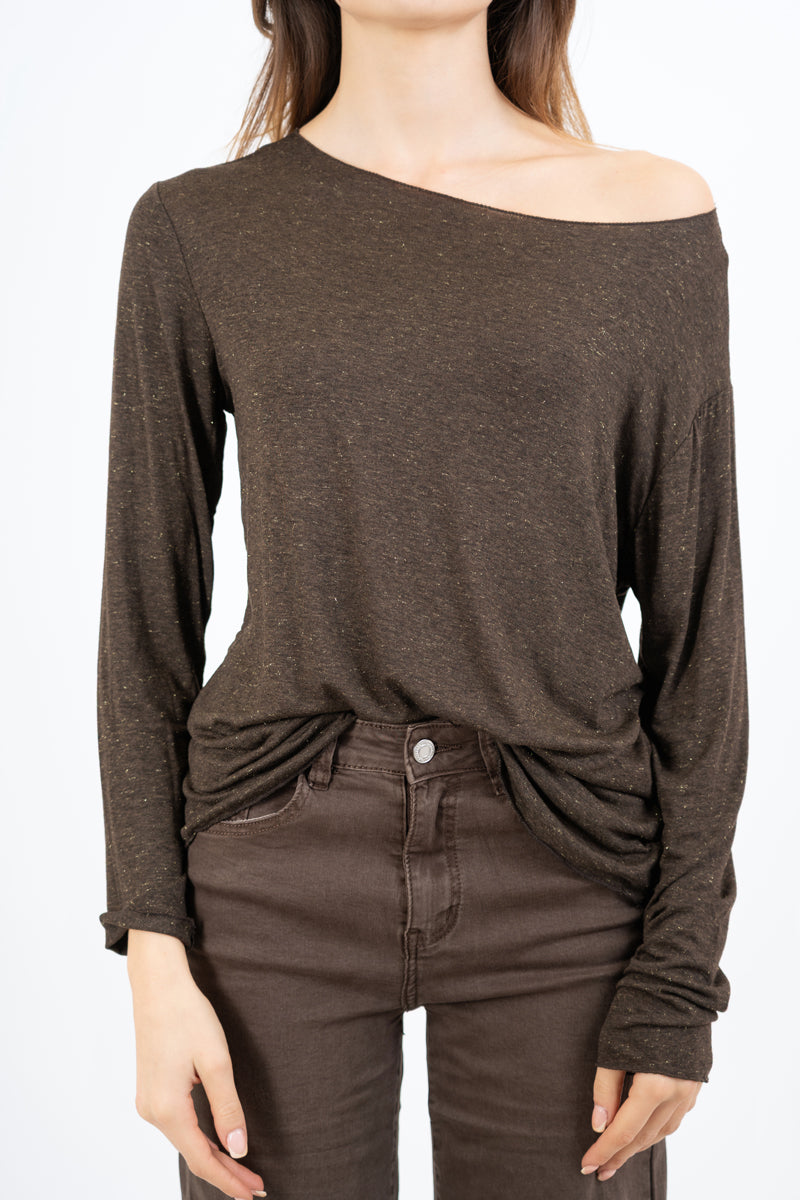 modella indossando Maglia over con scollo ampio in viscosa e cashmere con filo laminato colore