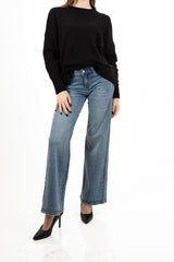 modella indossando Maglia girocollo morbida a spalla scesa in filato caldo colore