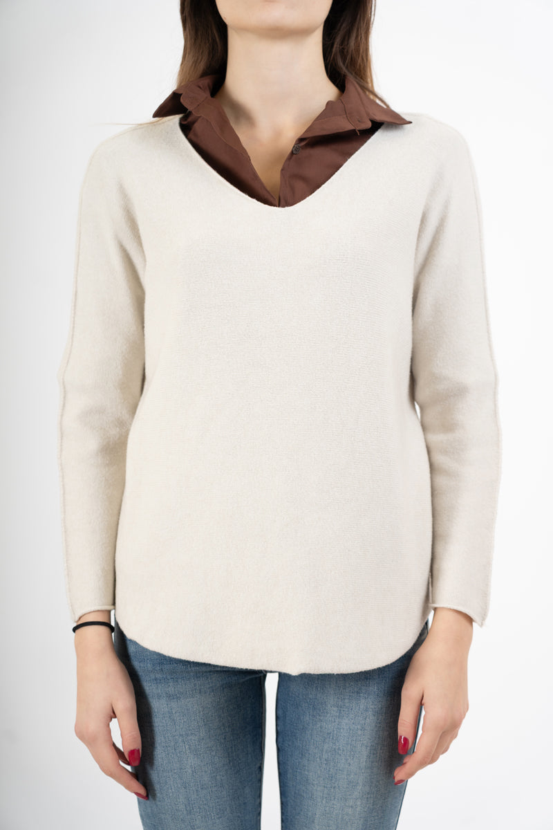 modella indossando Maglia over con scollo a V e orlo stondato in viscosa colore Beige Unica