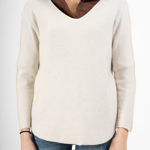 modella indossando Maglia over con scollo a V e orlo stondato in viscosa colore Beige Unica