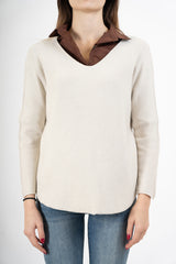 modella indossando Maglia over con scollo a V e orlo stondato in viscosa colore Beige Unica