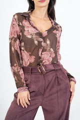 modella indossando Camicia velata fantasia Floreal Shadow in georgette colore Marrone Unica