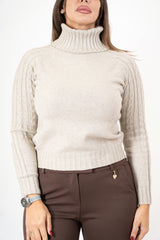 modella indossando Dolcevita CozyCable spalle treccia colore Beige-Melange Unica