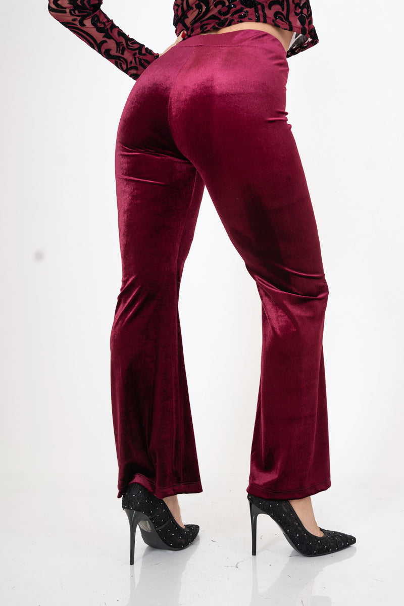 modella indossando Pantalone a zampa in velluto liscio elasticizzato colore