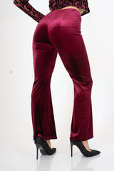 modella indossando Pantalone a zampa in velluto liscio elasticizzato colore