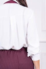 modella indossando Camicia Kensington con cravatta borgogna colore