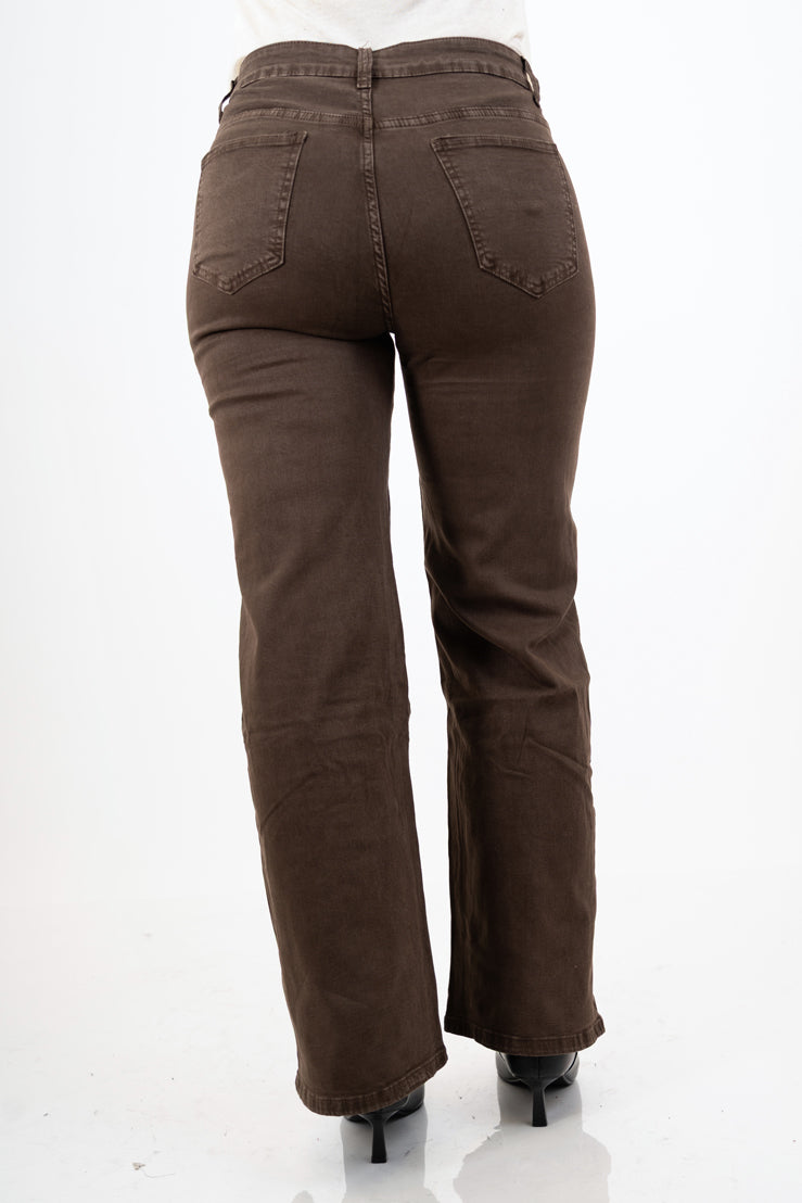 modella indossando Jeans a vita alta gamba dritta in denim morbido marrone colore