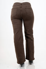 modella indossando Jeans a vita alta gamba dritta in denim morbido marrone colore