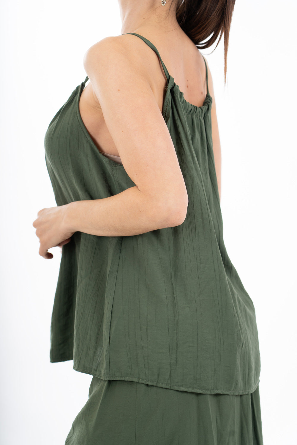 modella indossando Top EasyWave con scollo arricciato e coulisse con accessori colore