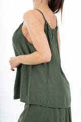 modella indossando Top EasyWave con scollo arricciato e coulisse con accessori colore